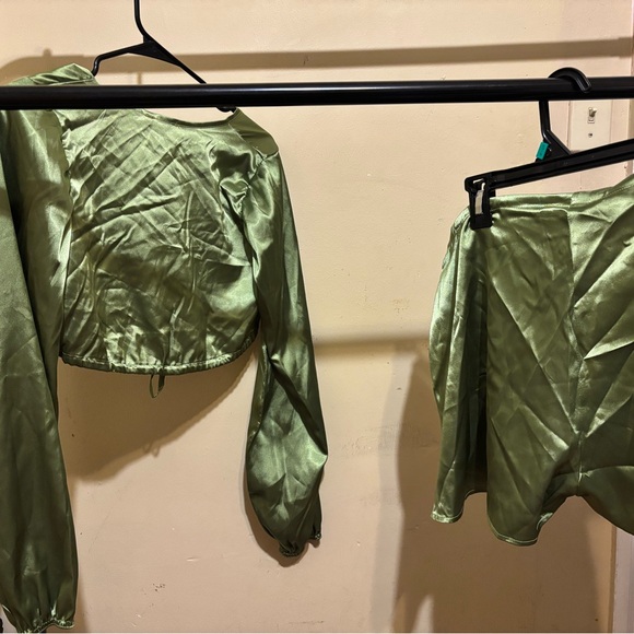 PrettyLittleThing Green Satin Shorts - Picture 2 of 2